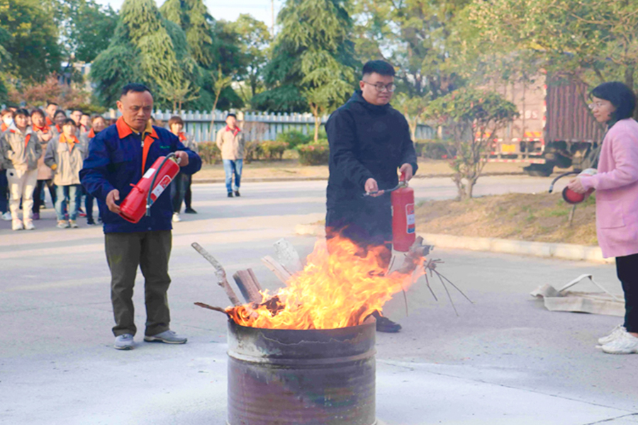 Compania efectuează exerciții de incendiu